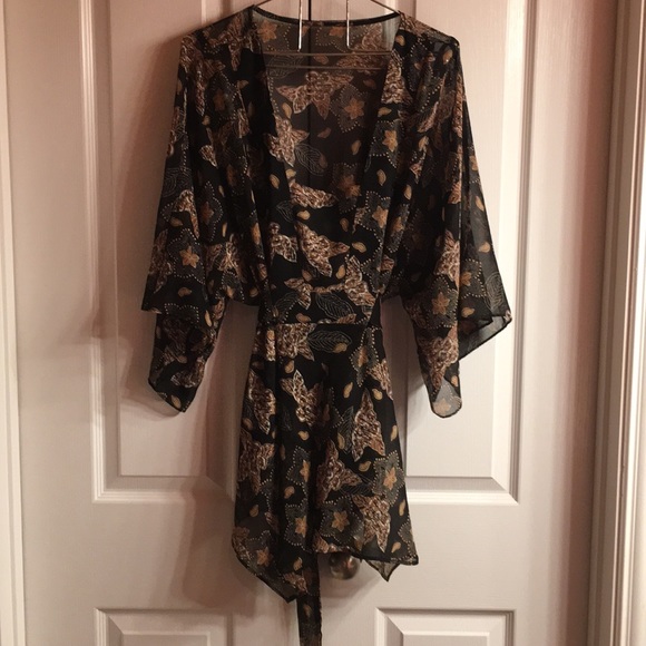 Beautiful flutter 3/4 sleeve blouse adjustable - Picture 3 of 7